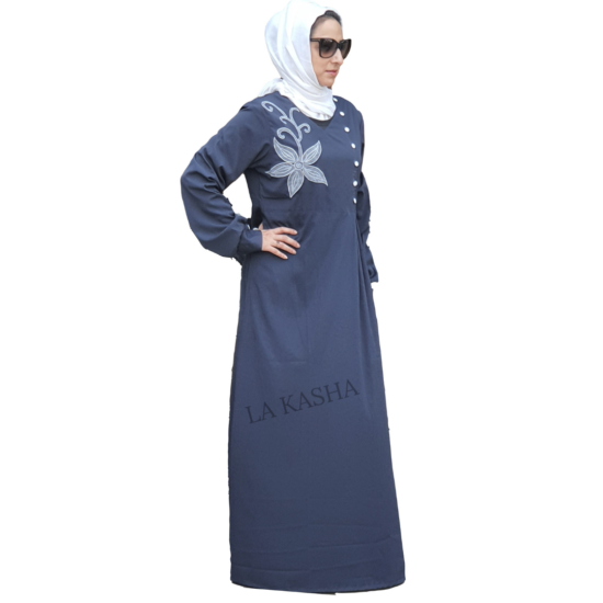 Abaya with thread embroidery, button highlights, cuff and a waist pleat in crepe